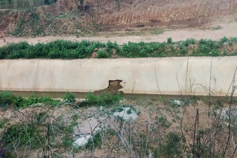 ಅಧಿಕಾರಿಗಳ ವಿರುದ್ಧ ಆಕ್ರೋಶ ಹೊರಹಾಕಿದ ರೈತ