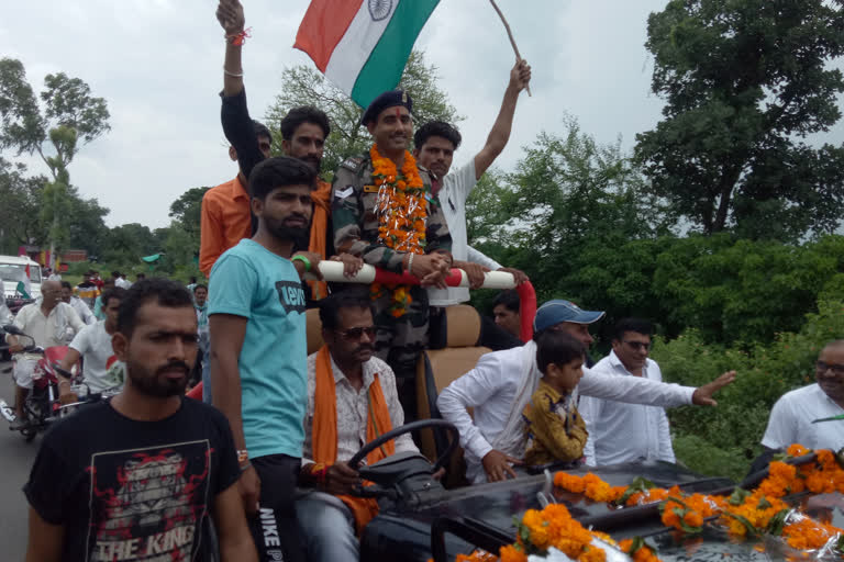 Retired army receives a grand welcome upon arrival of the city