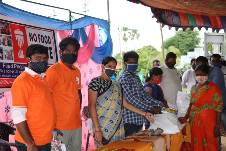 groceries distribution at ramaiahpally in peddapally district