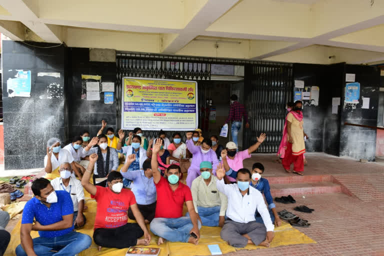 Para health workers are on strike in Dhanbad