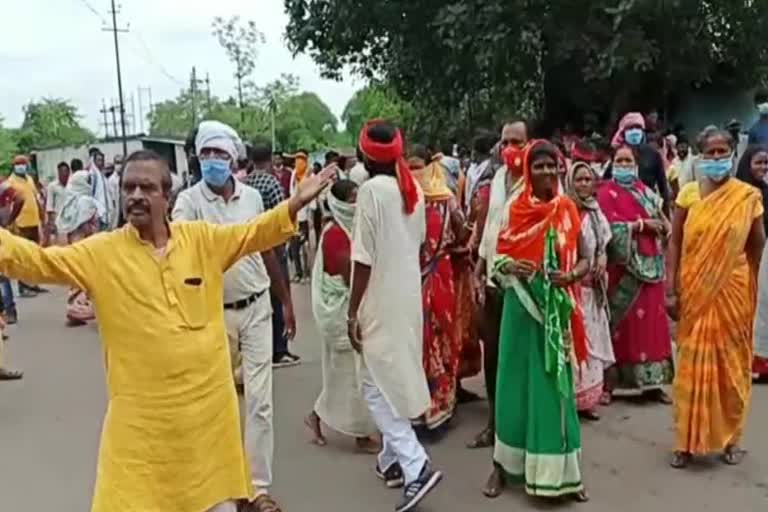 Villagers protest against coal loading from machine in dhanbad