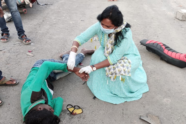 guntur tadikonda mla sridevi shows her humanity towards accident affected victim