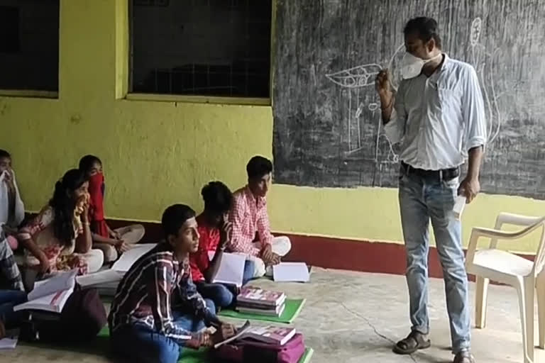 teaching-children-in-mohalla-class-without-wearing-a-mask-in-pakhanjur