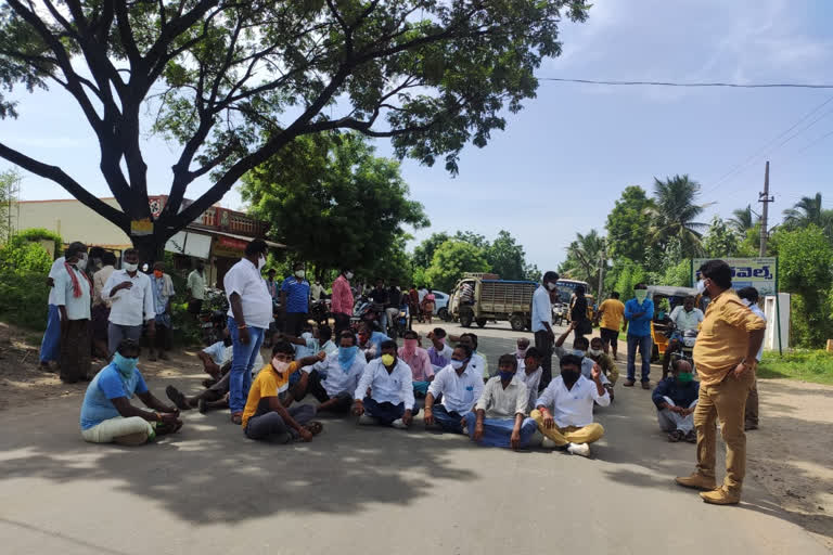 గిడ్డంగి ఆక్రమణదారులపై కఠిన చర్యలు తీసుకోవాలి : రైతులు