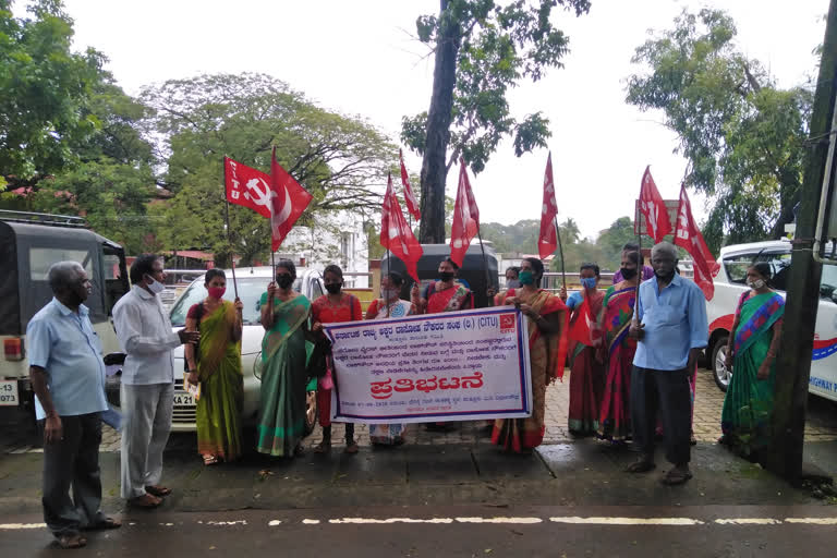 Protest demanding minimum wage for Akharadasoha staff?