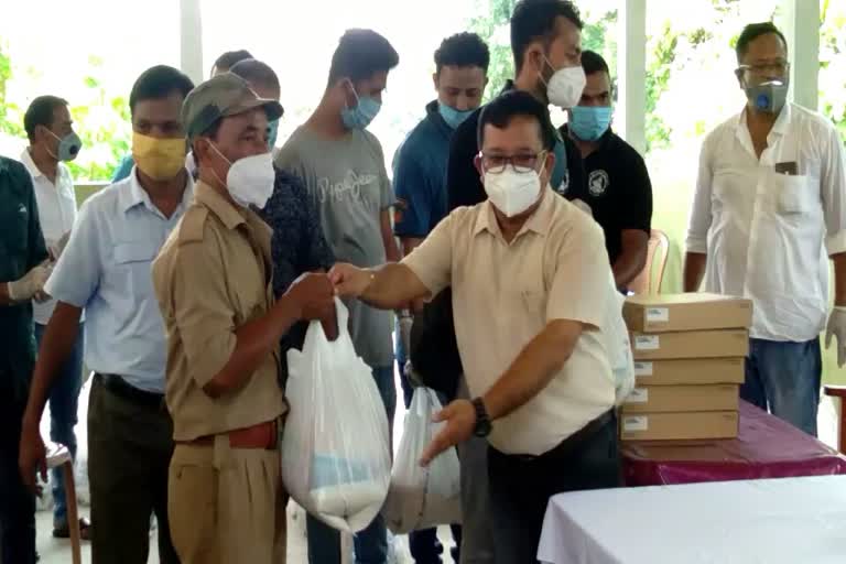 Distribution of Relief Items by Wild Wood Campers kaliabar nagaon assam etv bharat news