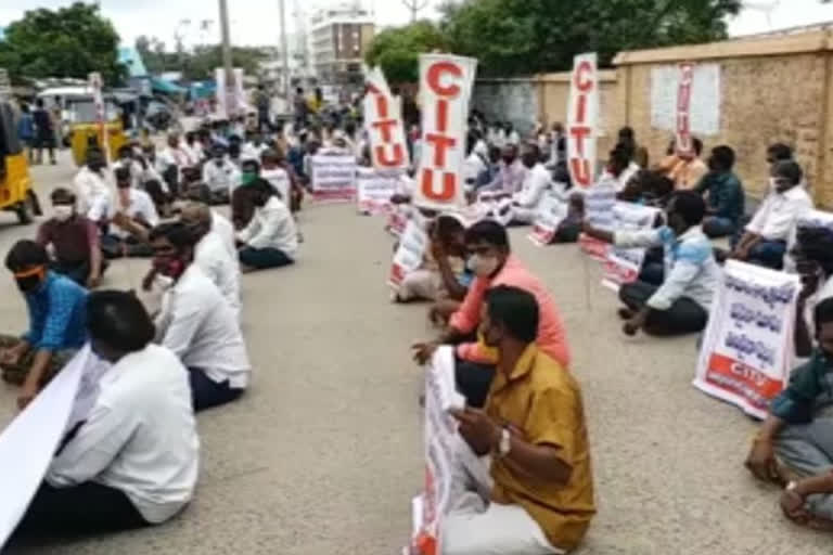 hamalais and workers protest at kurnool market yard undet citu to market reopen