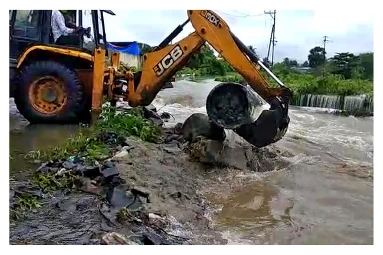 Palghar Municipal broke unauthorized dam on nala flowing in Paneri river