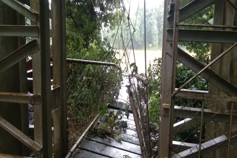 uspension bridge  completely destroyed  Connolly Float  കനോലി ഫ്ലോട്ട്  തൂക്കുപാലം  തൂക്കുപാലം പൂർണ്ണമായി തകർന്നു  മലവെള്ളപാച്ചില്‍  മലപ്പുറം