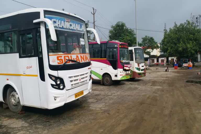 Bus staff upset due to Corona in jamtara, News of jamtara bus stand, Growing corona in jamtara , जामताड़ा में कोरोना के कारण बस के स्टाफ परेशान, जामताड़ा बस स्टैंड की खबरें, जामताड़ा में बढ़ता कोरोना