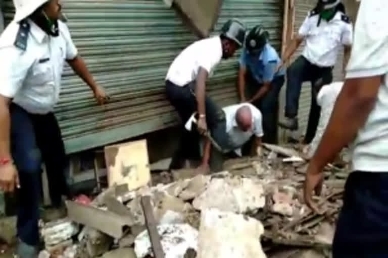 Part of dilapidated building collapses in Maharashtra