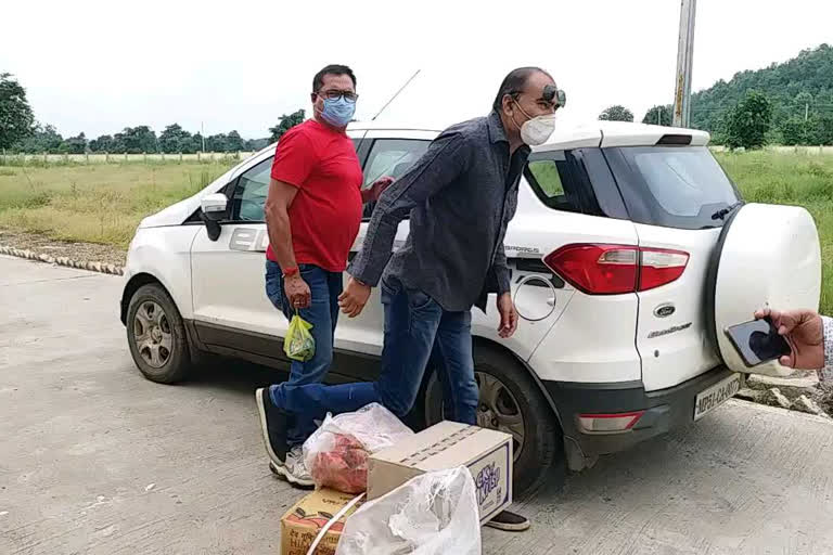 People carrying  goods to  covid center