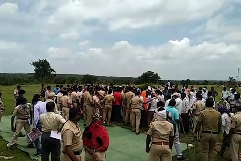 Villagers surround forest officiars and police officers vehicles in yawatmal