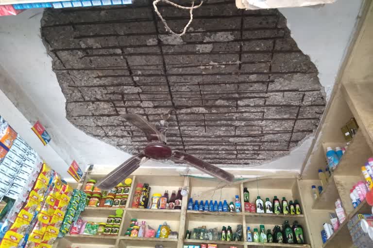 Roof of grocery store fell in Hoshangabad