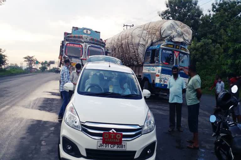 5 over height truck caught during vehicle check in dhanbad, news of dhanbad DTO, Vehicle check in Dhanbad, धनबाद में वाहन जांच के दौरान 5 ओवर हाइट ट्रक पकड़ा गया, धनबाद डीटीओ की खबरें, धनबाद में वाहन जांच