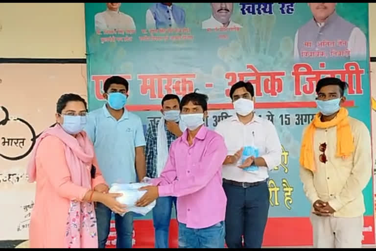 Social workers distributed masks to administrative officials