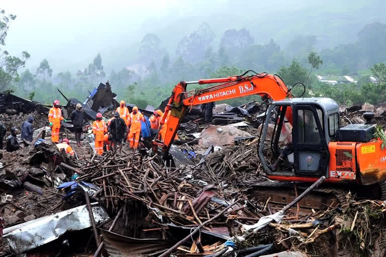 Death toll rises in Pettimudi; The search for the missing has resumed  പെട്ടിമുടിയിൽ മരണസംഖ്യ ഉയരുന്നു; കാണാതായവർക്കായി തിരച്ചിൽ പുനഃരാരംഭിച്ചു  പെട്ടിമുടിയിൽ മരണസംഖ്യ ഉയരുന്നു  കാണാതായവർക്കായി തിരച്ചിൽ പുനഃരാരംഭിച്ചു  The search for the missing has resumed