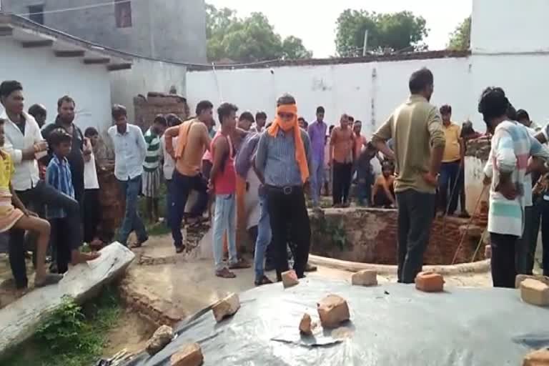 Father jumps in the well with daughters