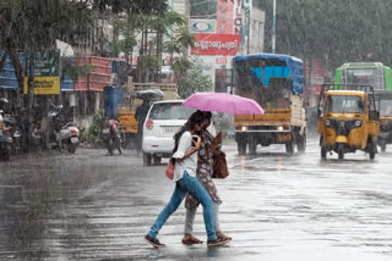 കോട്ടയത്ത് മഴ കുറഞ്ഞു  പടിഞ്ഞാറന്‍ മേഖല പൂര്‍ണമായും വെള്ളക്കെട്ടില്‍  കോട്ടയം  ശക്തമായ മഴ  kottayam  വെള്ളക്കെട്ട്‌