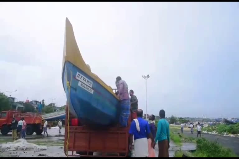 പത്തനംതിട്ട  കൊല്ലത്തുനിന്നും മത്സ്യ തൊഴിലാളികള്‍ പത്തനംതിട്ടയിലേക്ക് പുറപ്പെട്ടു  Fish labour's  boat