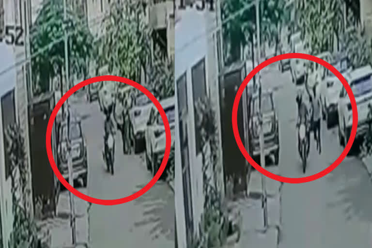 Bike riders looted chain from elderly woman