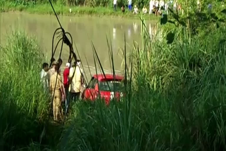 Car crashes into canal in Ghaziabad