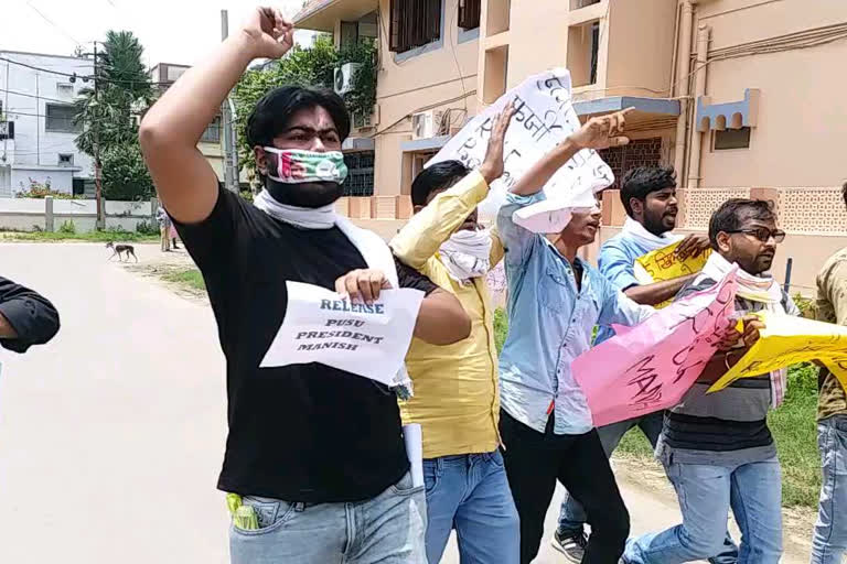 Police Lathicharge At Student On Protesting At Sushil Modi House