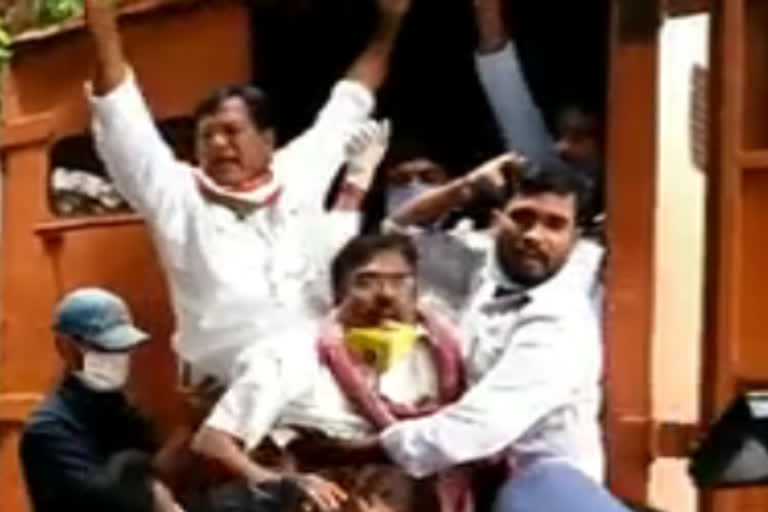 yadava porata samithi protest in front of bjp office nampally hyderabad