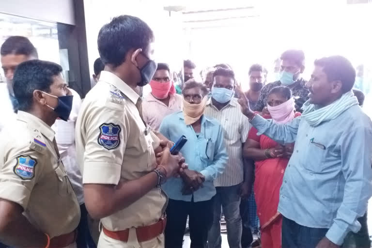 patient relatives protest infront of kagaz nagar private hospital