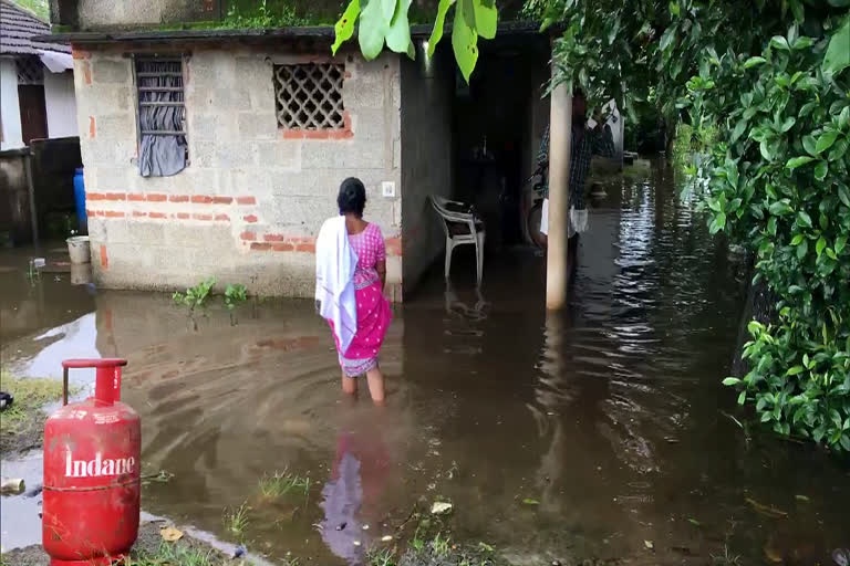 pathanamthitta flood relief camp  pathanamthitta news  flood news  പത്തനംതിട്ട വാര്‍ത്തകള്‍  വെള്ളപ്പൊക്കം  പത്തനംതിട്ട മഴ വാര്‍ത്തകള്‍  മഴ വാര്‍ത്തകള്‍