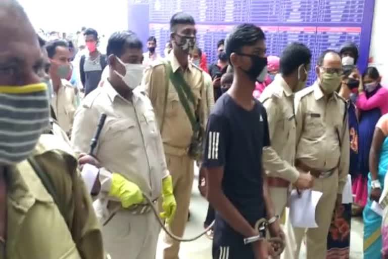 policemen of Ranchi increased risk of corona infection, news of Ranchi police,  increased corona infection in Ranchi, रांची के पुलिसकर्मियों में बढ़ा कोरोना संक्रमण का खतरा, रांची में बढ़ा कोरोना संक्रमण, रांची पुलिस की खबरें