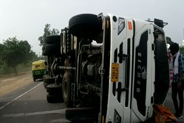 gas canter overturns on palwal national highway