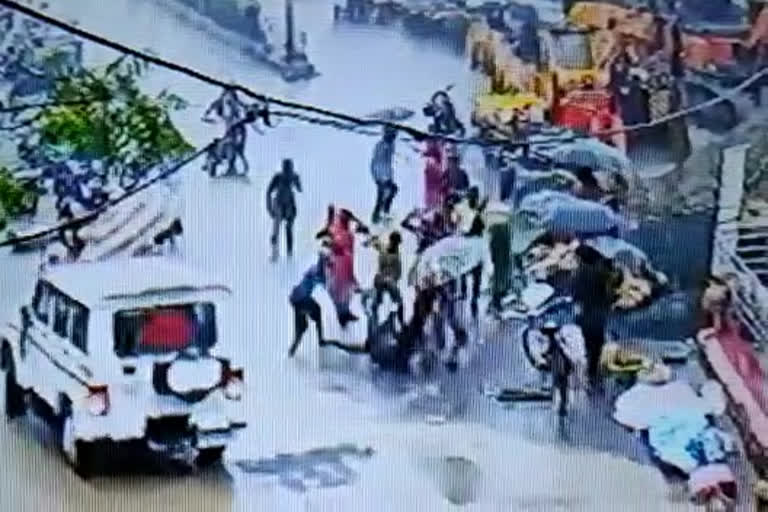 Two groups of shopkeepers fight over customers in satna