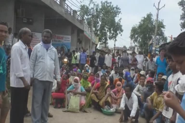 angry-villagers-against-sarpanch-secretary-for-not-getting-wages