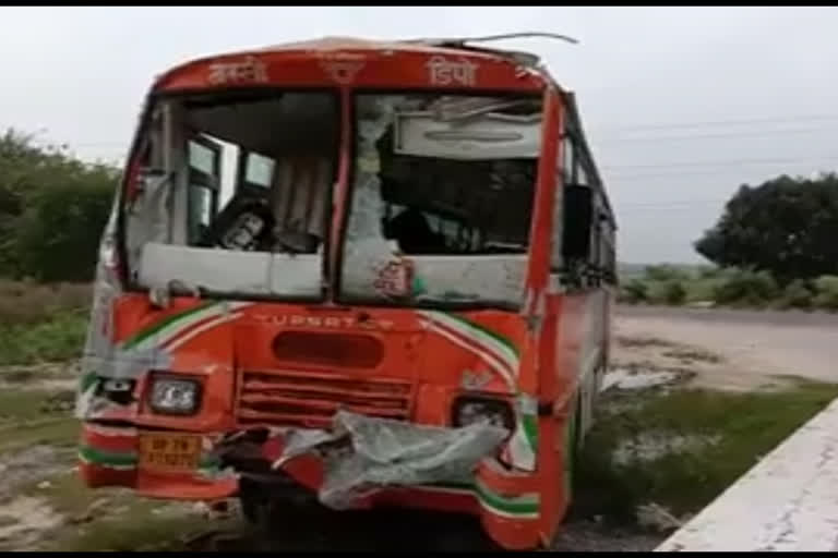 Bus accident  Road accident  Nawabganj CHC  bus rams into wall  ലഖ്‌നൗ