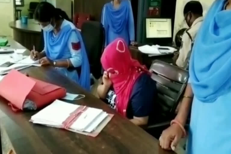 Woman arrested for cheating 6 lakh rupees in Raigarh