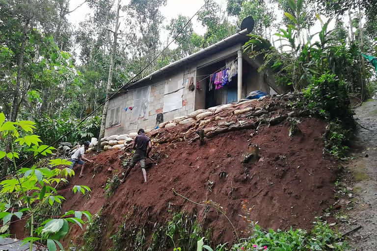 pallippadi colony houses  പള്ളിപ്പടി കോളനി  മൺതിട്ട ഇടിഞ്ഞ് അപകടം  idukki rajakumari heavy rain  rain issues kerala