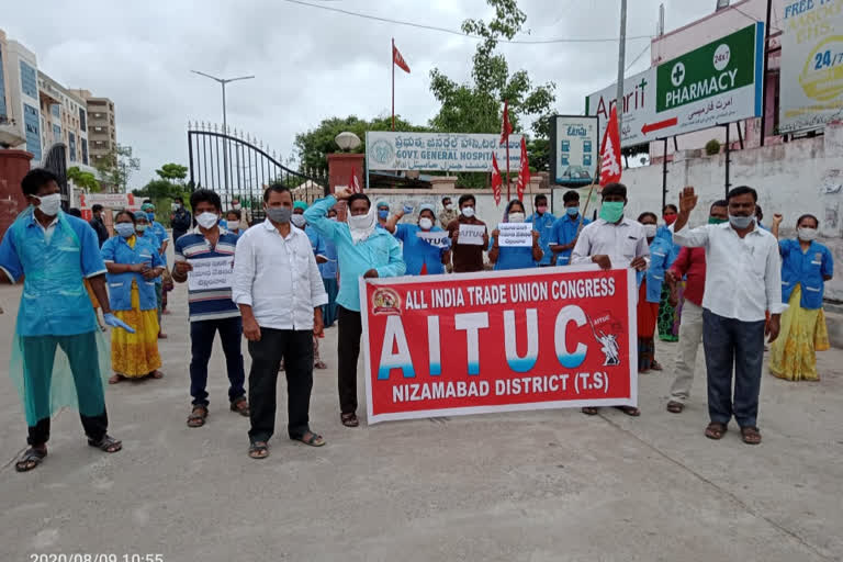 పారిశుద్ధ్య కార్మికుల సంఖ్యను పెంచాలంటూ ఏఐటీయూసీ ధర్నా