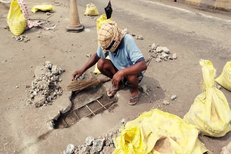 Cracks in new bridge constructed at cost of 18 crores in seraikela, new bridge Cracks in seraikela, Road Construction Department Seraikela, सरायकेला में 18 करोड़ की लागत से बने नए पुल में दरार, सरायकेला में नए पुल पर दरार, पथ निर्माण विभाग सरायकेला