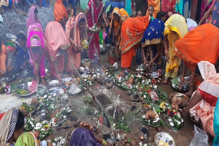 women-wish-for-longevity-of-their-children-in-badhiyatola-of-dongargarh