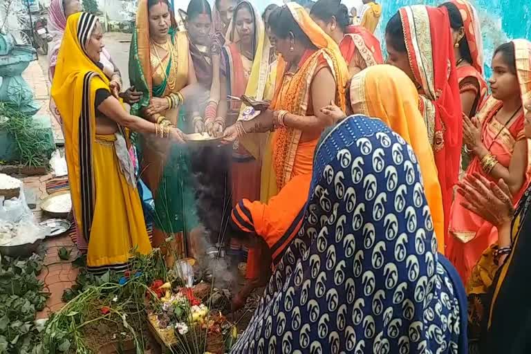 women-celebrated-festival-of-kamarchat-amid-corona-virus