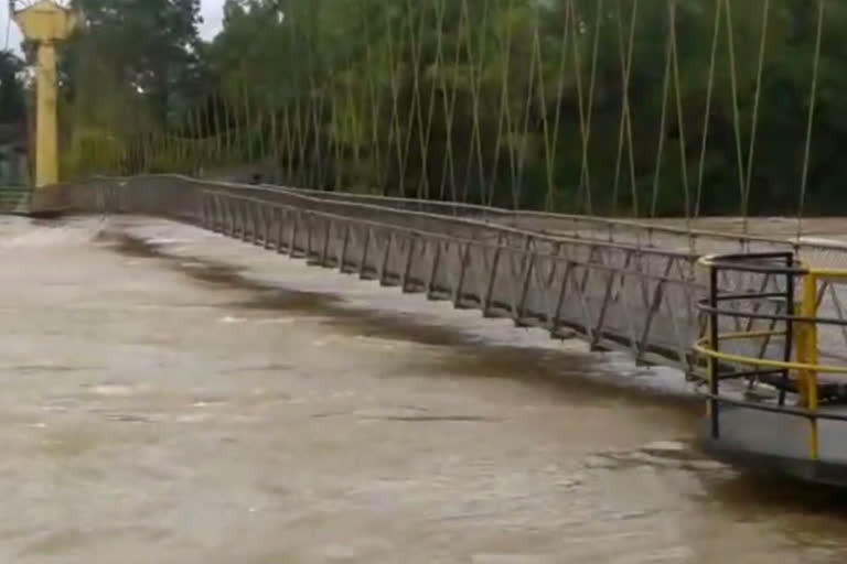 ಮುಳುಗುವ ಹಂತ ತಲುಪಿದ ತೂಗು ಸೇತುವೆ