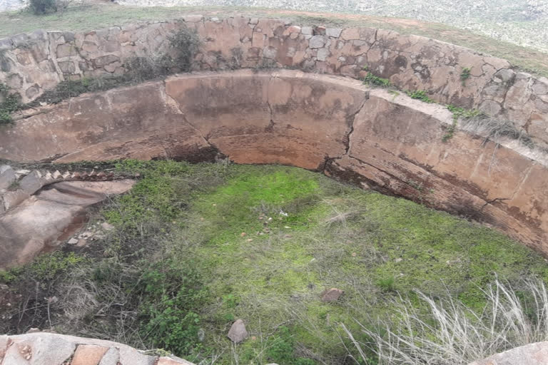 ಬೆಟ್ಟದ ಮೇಲೆ ಬಾವಿಗಳು