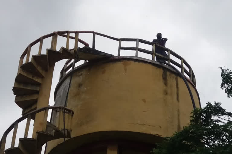 women protes on water tank at karimnagar