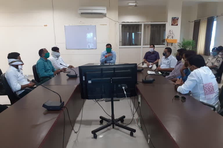 District administration took a meeting of officers