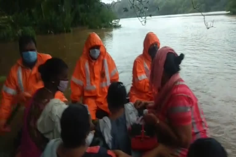 മണിമലയാർ  manimalayar river  manimalayar river overflow  people from banks rescued  thiruvalla  pathanamthitta  തിരുവല്ല - കുമ്പഴ റോഡ്  മണിമലയാർ കരകവിഞ്ഞു  പത്തനംതിട്ട  അഗ്നിശമനസേന  കനത്ത മഴ വാർത്തകൾ  heavy rain updates