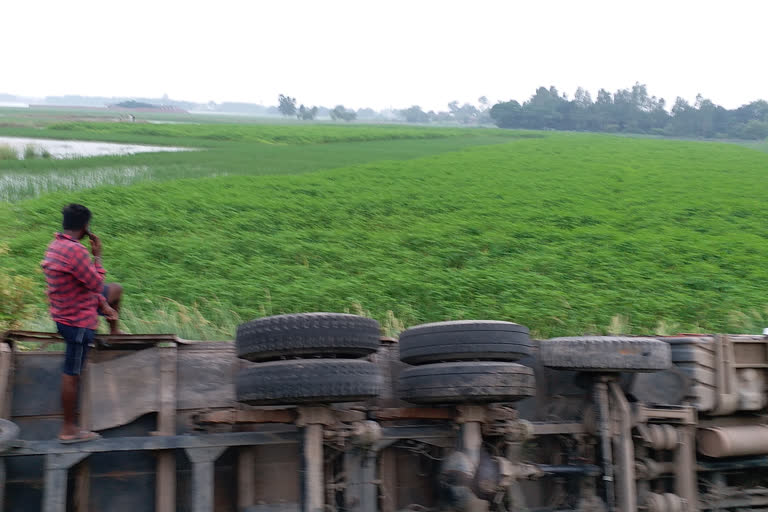 truck accident in ballia