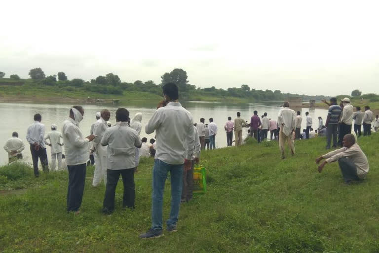 men drown in godawari