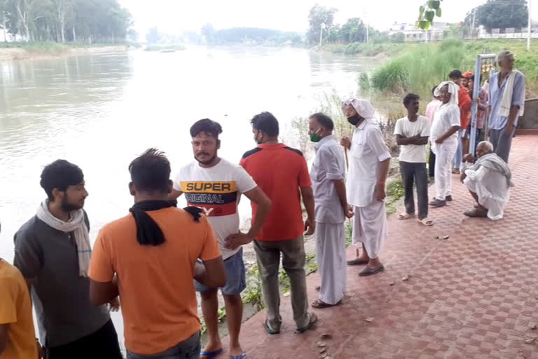 Bottles of liquor found in canal of Radaur