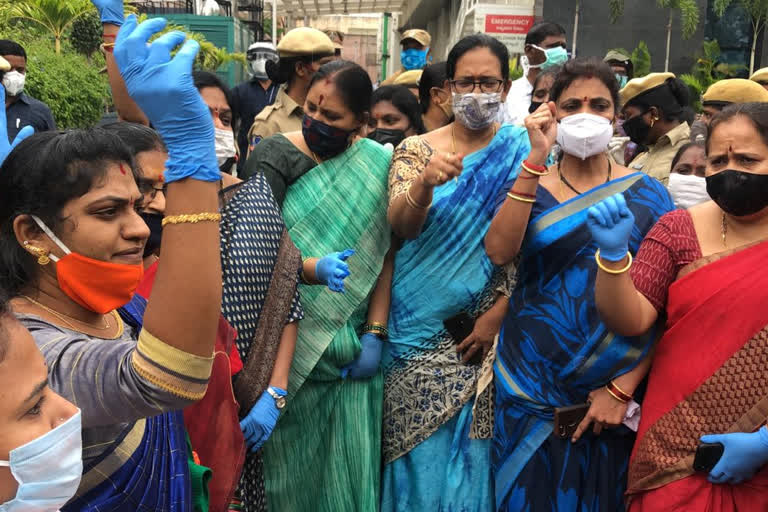 bjp mahila morcha protest at somajiguda yashoda hiopsital